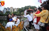 Người dân Thủ đô thích thú nghe hát quan họ tại Văn Miếu - Quốc Tử Giám